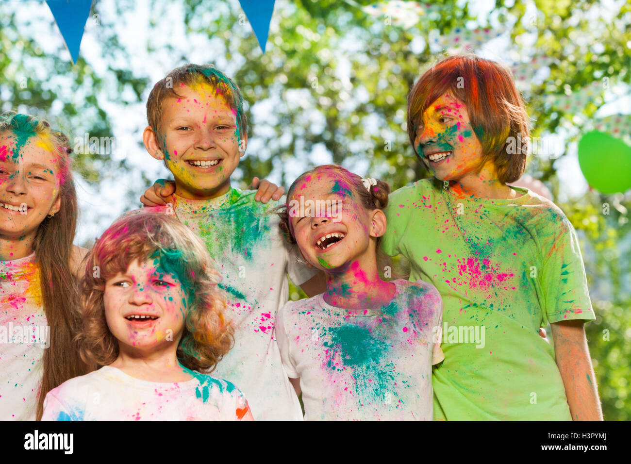 Heureux les enfants rire enduit de poudre de couleur Banque D'Images