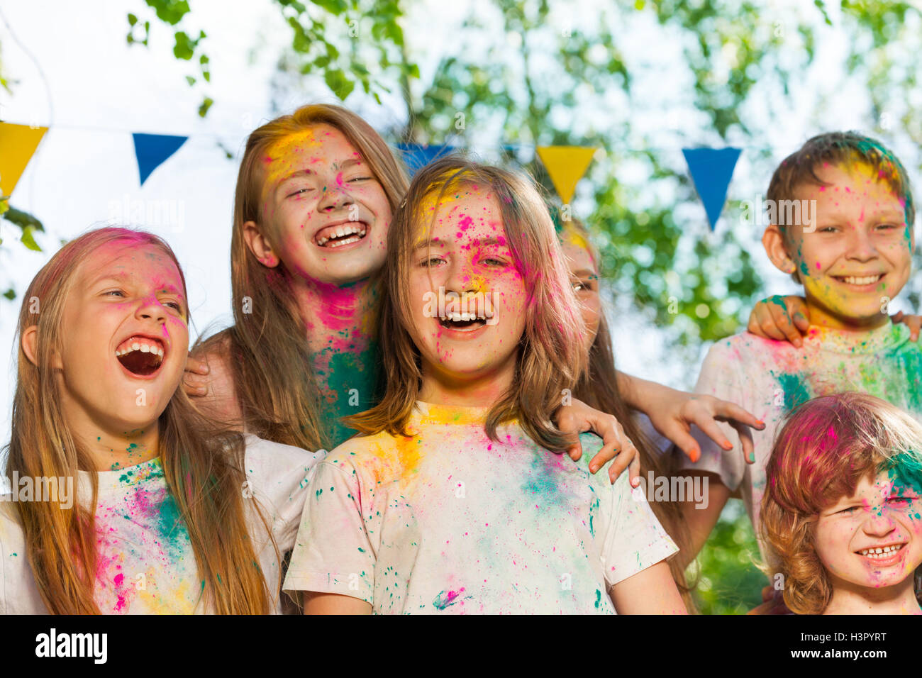 Portrait of happy kids enduit de poudre de couleur Banque D'Images