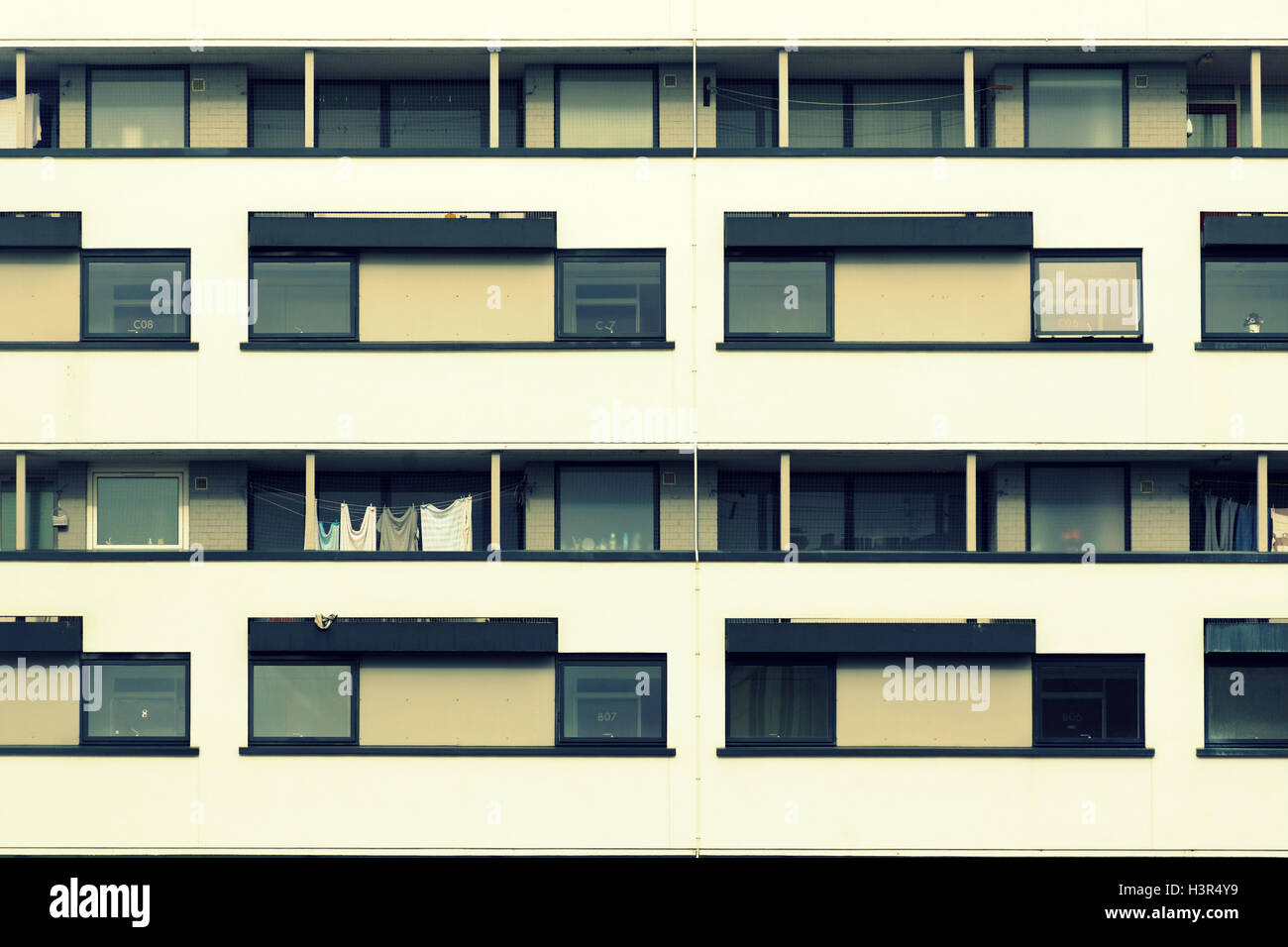 Bâtiment moderne des années 60 avec des vérandas montrant la vie de la classe ouvrière sous forme graphique Banque D'Images