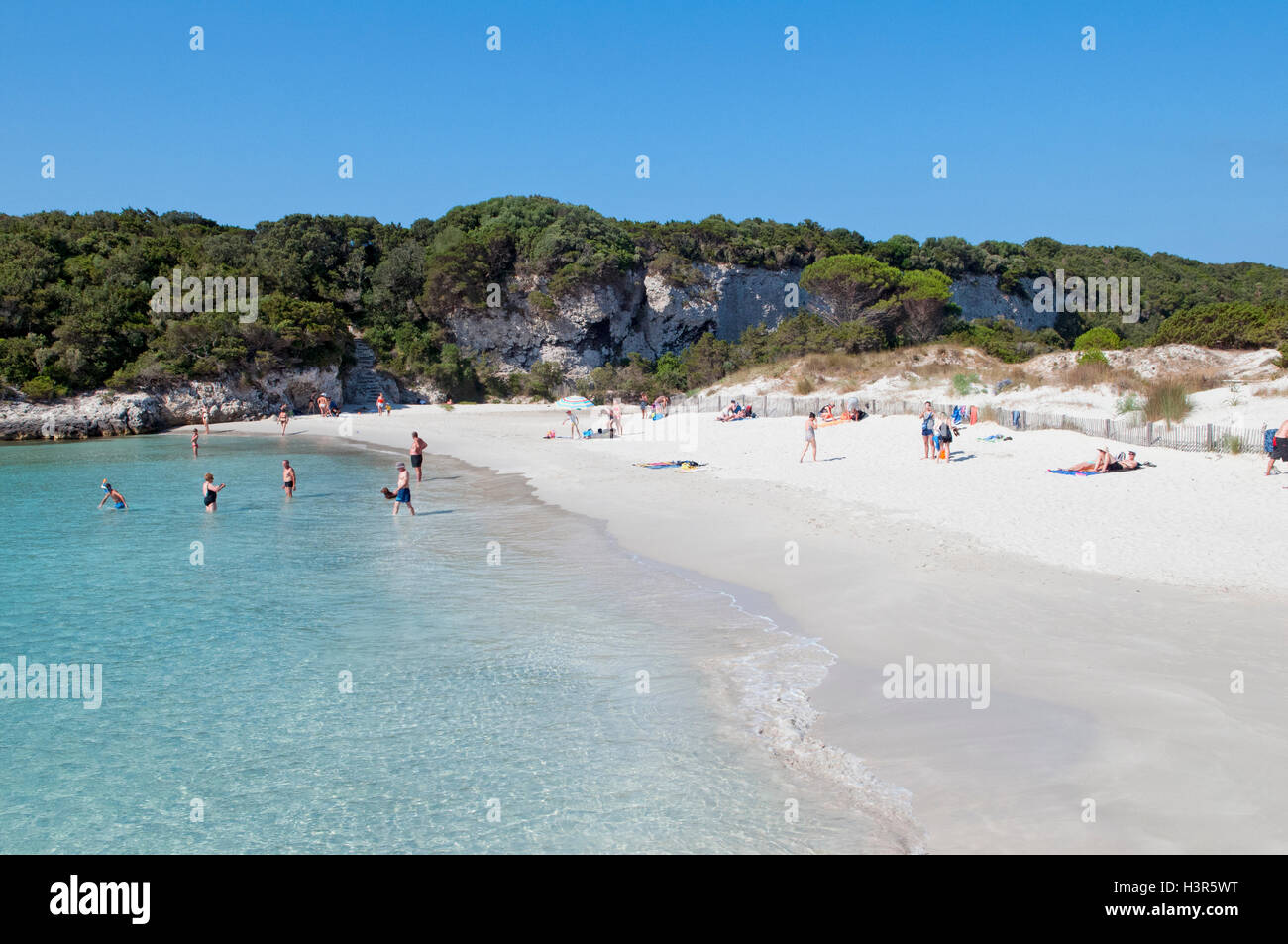 Quelques syndicats détente sur beau petit Sperone plage, Corse, France Banque D'Images