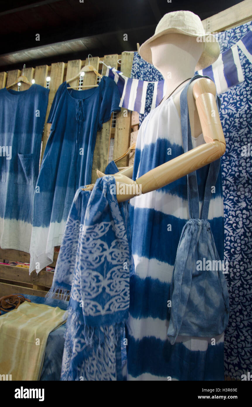 Ma boutique de vêtements fashion cravate maison Mauhom la teinture indigo  batik vêtements couleur naturelle de nombreux design dans Nonthaburi,  Thaïlande Photo Stock - Alamy