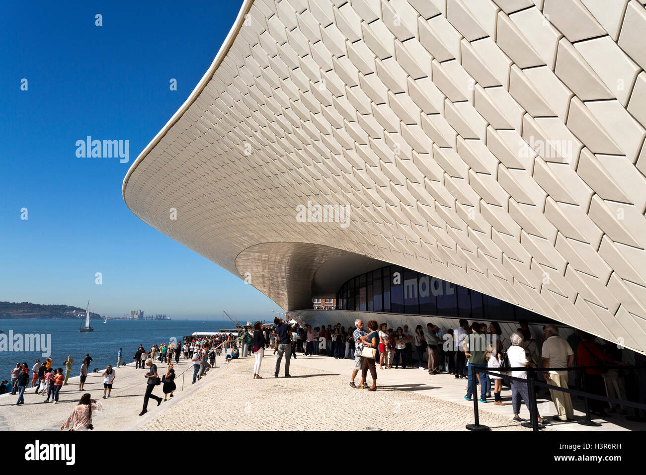 Foule à l'ouverture du monde plus nouveau musée, la MAAT (Musée d'Art, Architecture et Technologie) à Lisbonne, Portugal Banque D'Images