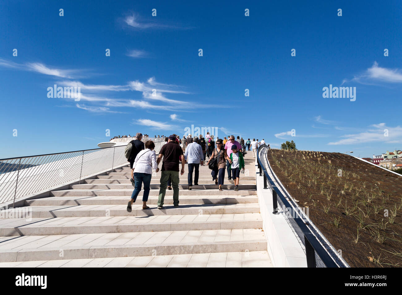 Les gens à l'aide de l'escalier extérieur pour accéder au belvédère sur haut de la MAAT (Musée d'Art, Architecture et Technologie) construire Banque D'Images