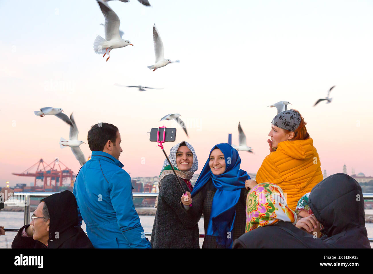 L'alimentation des gens excités les goélands chassant Ferry Boat Banque D'Images