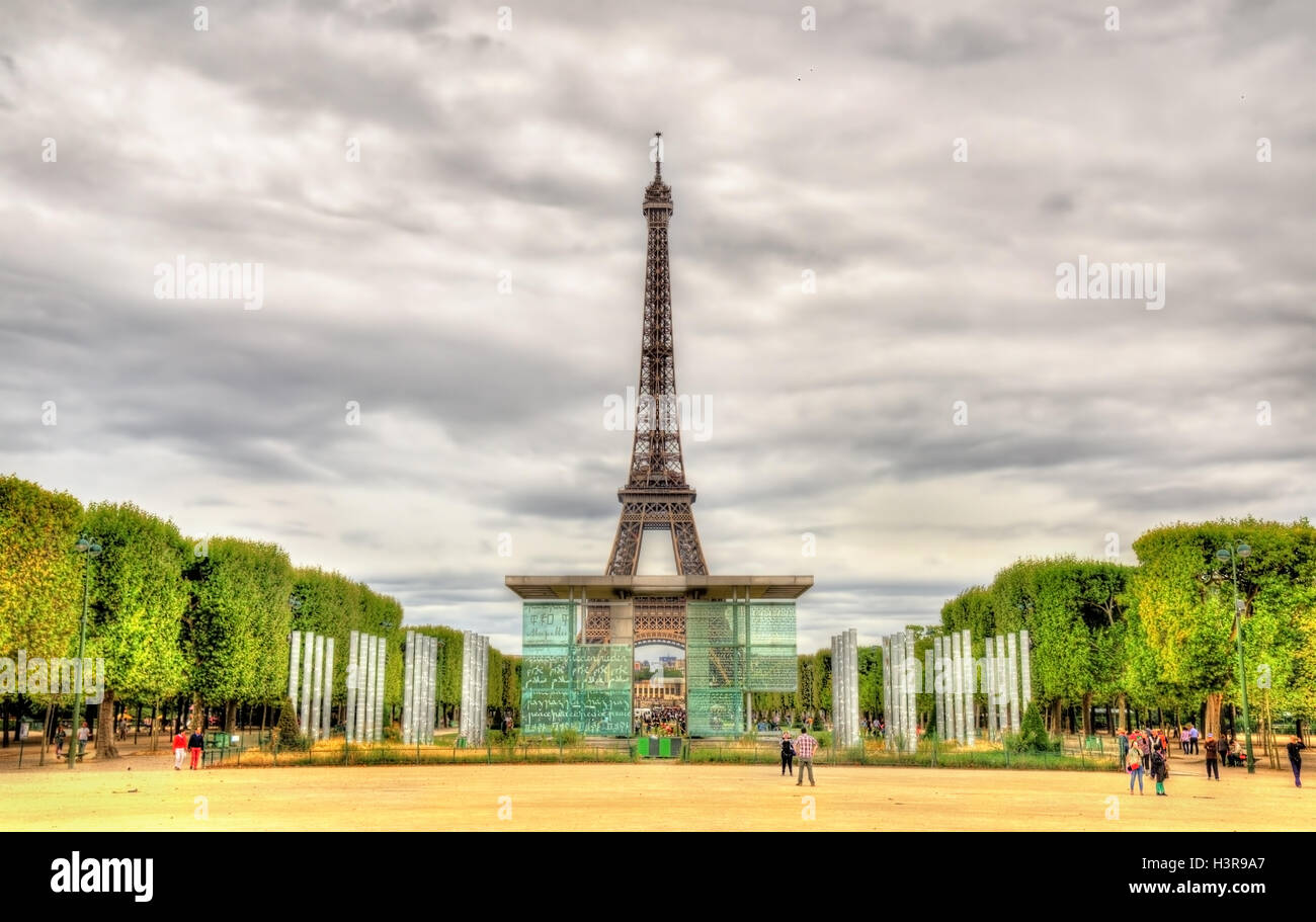 Le mur de la paix et de la Tour Eiffel à Paris Banque D'Images