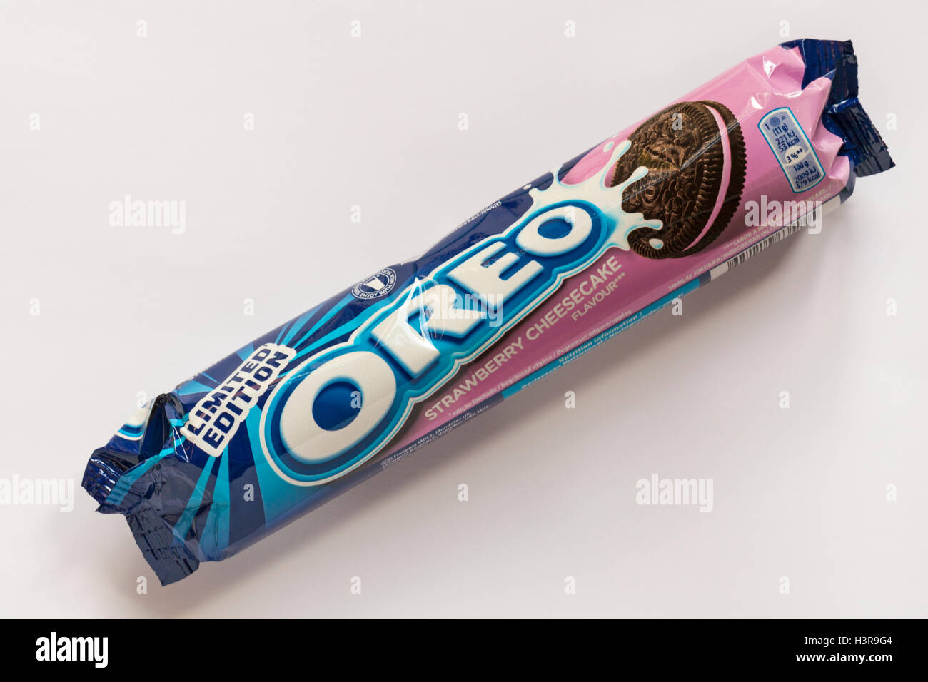 Paquet De Gateau Au Fromage Aux Fraises En Edition Limitee De La Saveur Des Biscuits Oreo Isole Sur Fond Blanc Photo Stock Alamy