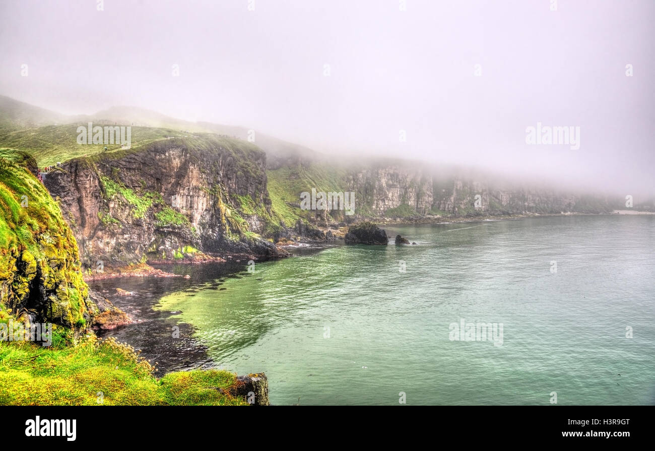 Côte sauvage de l'Irlande île près de Ballintoy Banque D'Images