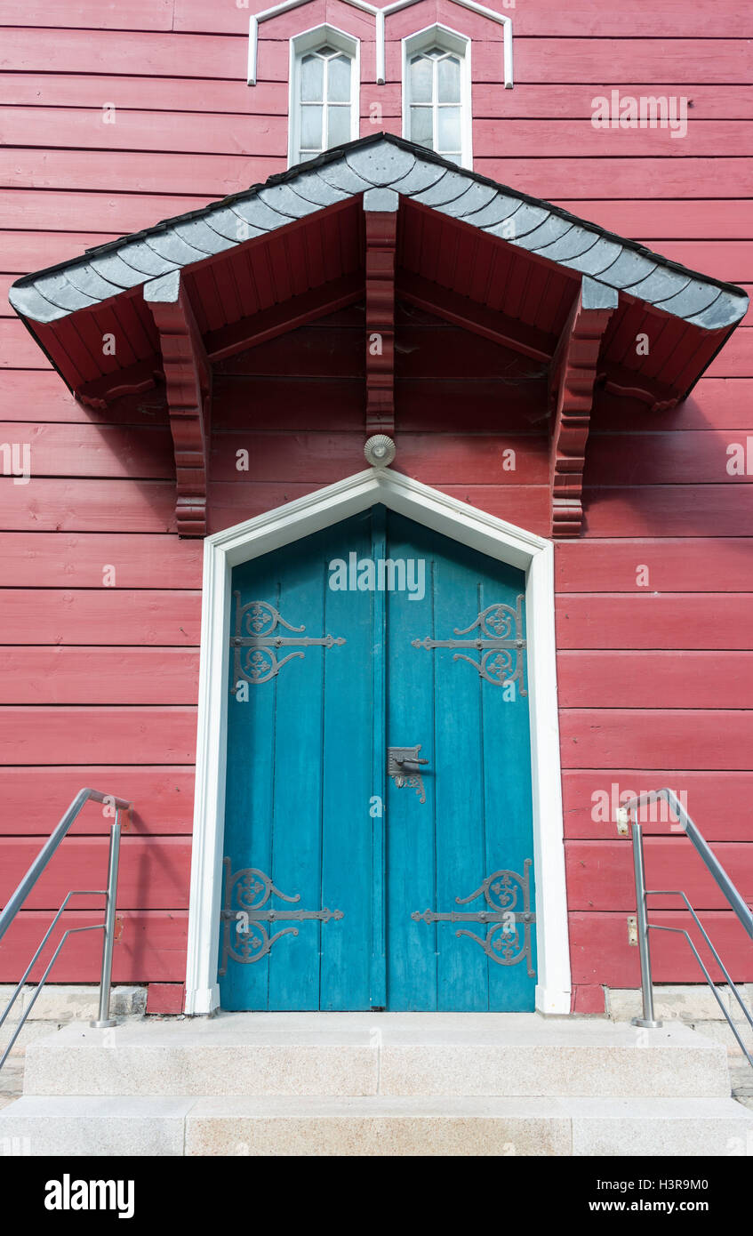 Ancienne église entrée avec porte bleue en bâtiment en bois rouge Banque D'Images