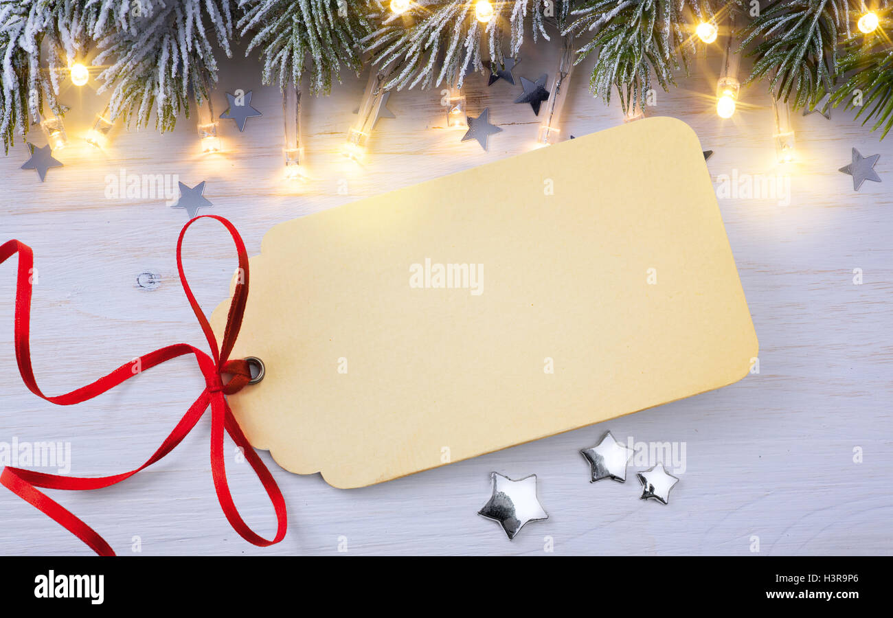 Joyeux Noël avec carte de saison Cadeaux Tag sur vintage background Banque D'Images