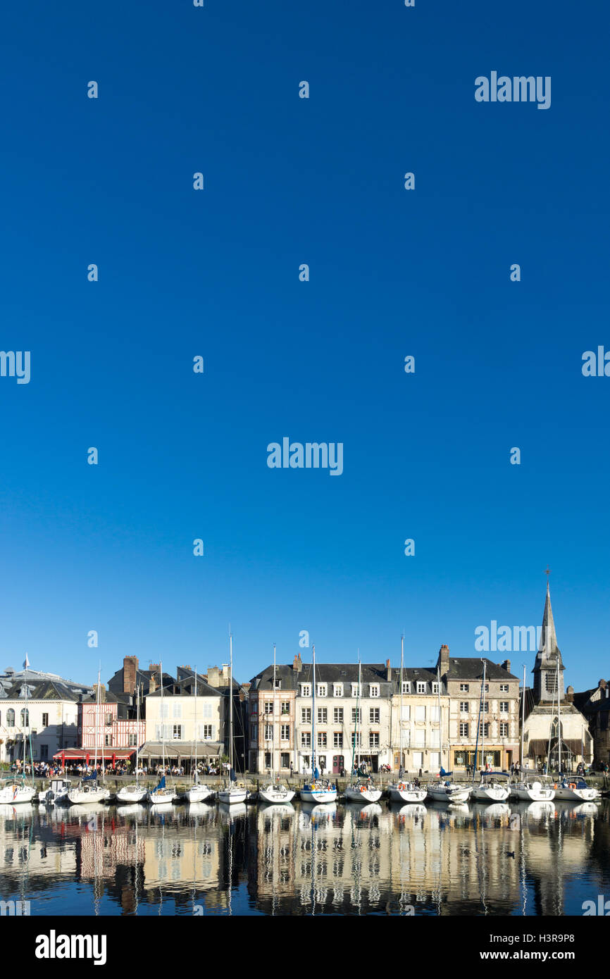 Maisons hautes à l'aube du Vieux Bassin, Honfleur, Normandie, France Banque D'Images