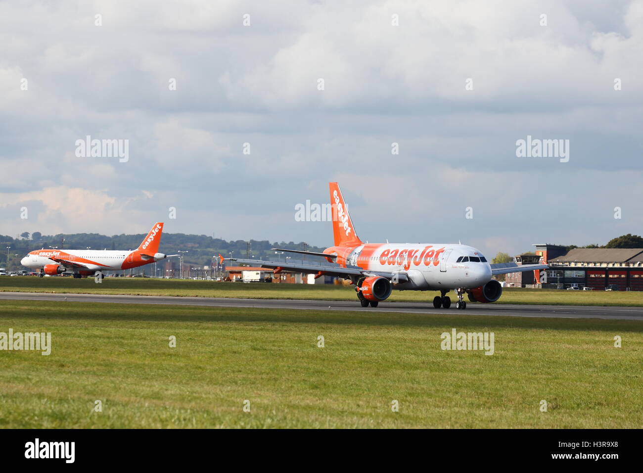 Compagnie aérienne à bas prix Easyjet Airbus A319 G-EZBI l'atterrissage à l'aéroport de Londres Luton, Royaume-Uni Banque D'Images