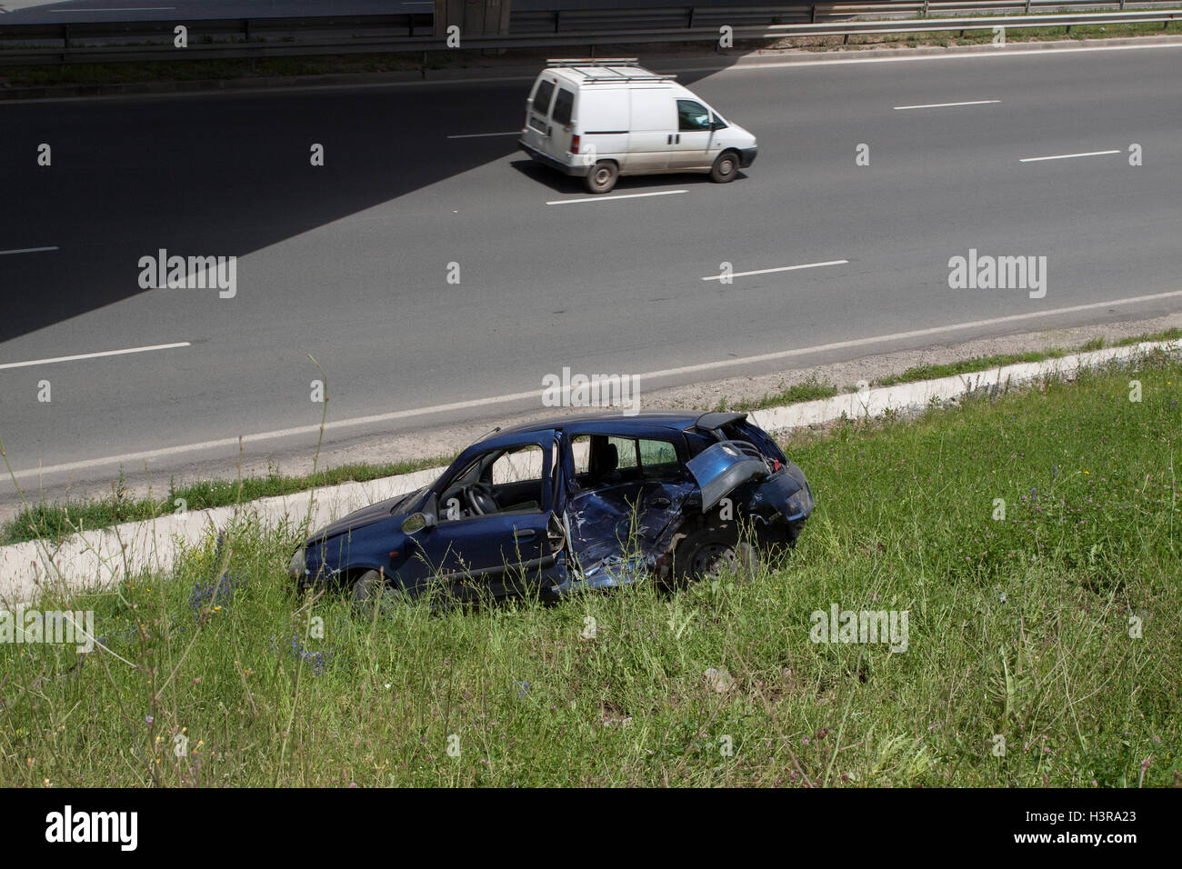 Voiture endommagée après l'accident de la circulation, s'est écrasé dans la rue voiture Banque D'Images