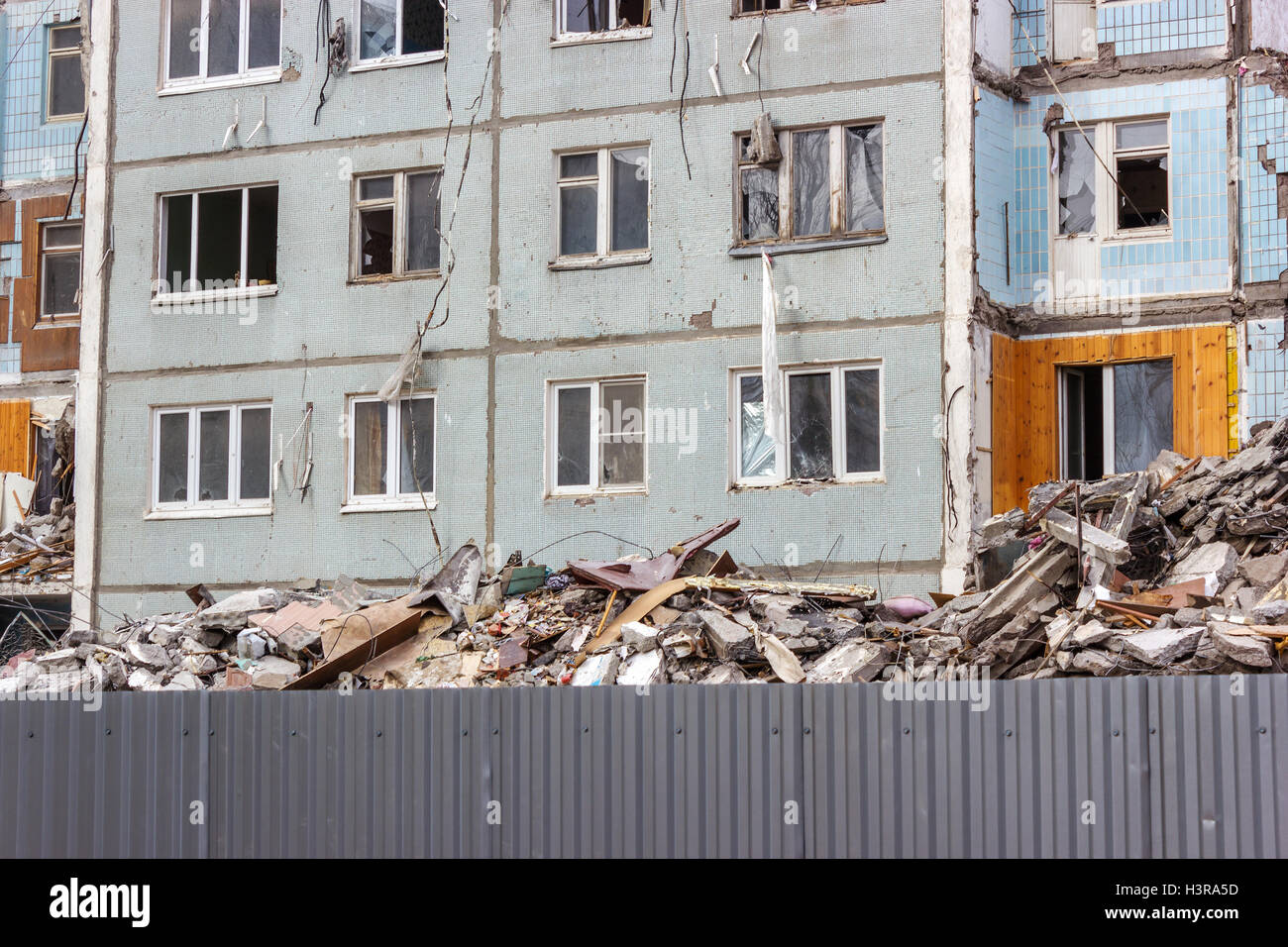 Démolition de bâtiments en milieu urbain. Maison en ruines. Banque D'Images