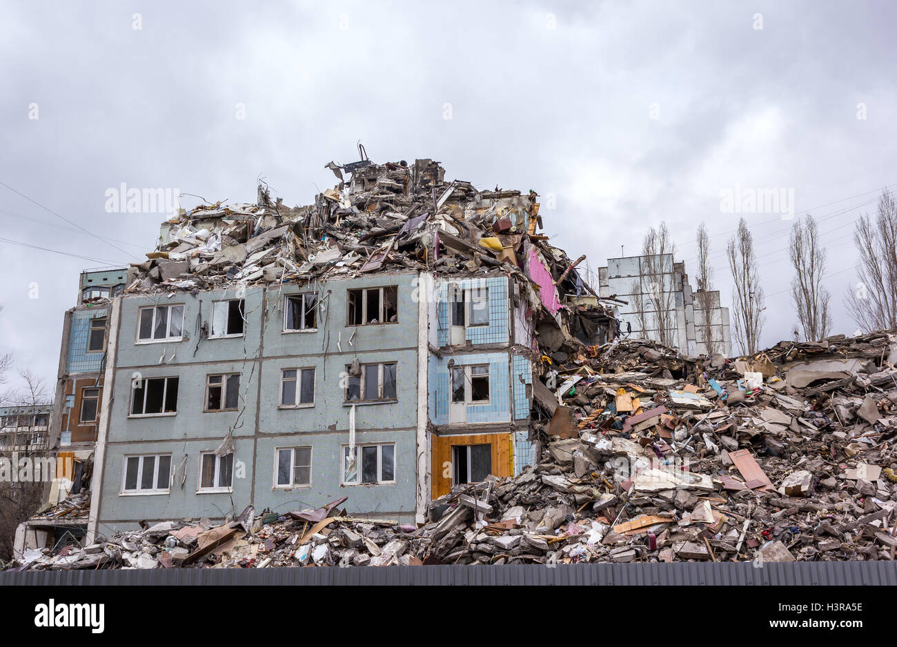 Démolition de bâtiments en milieu urbain. Maison en ruines. Banque D'Images