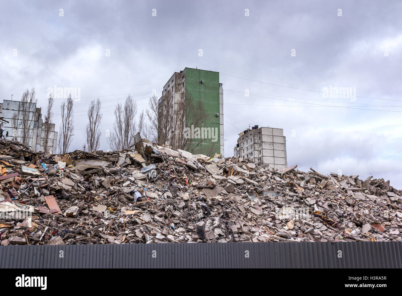 Démolition de bâtiments en milieu urbain. Maison en ruines. Banque D'Images