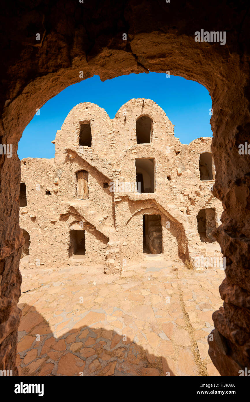 Le nord du Sahara silos de stockage ghorfa de la brique de boue traditionnel berbère Ksar fortifié de Hedada ou Hadada, près de l'Tetoui Banque D'Images