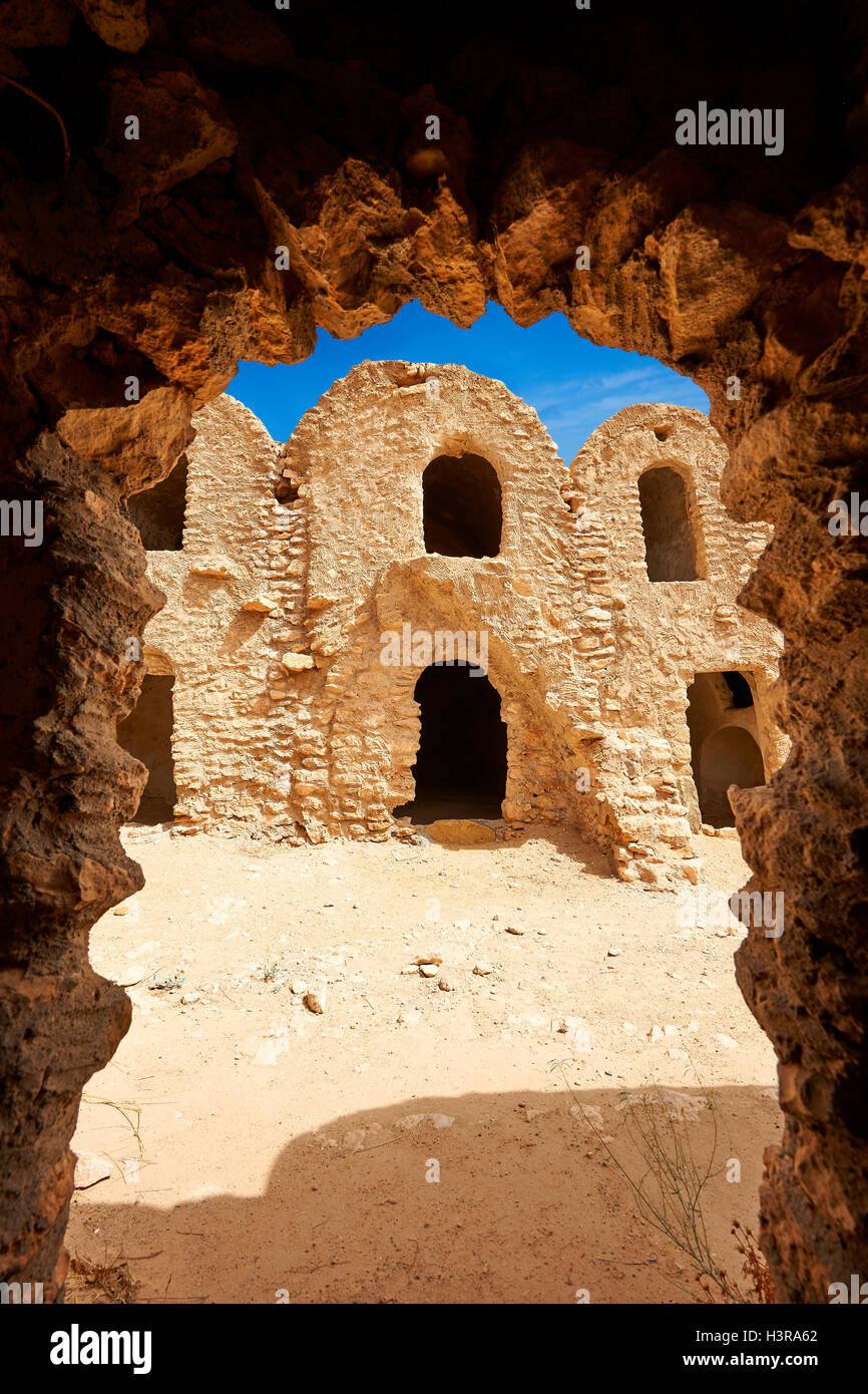 Le nord du Sahara silos de stockage ghorfa de la brique de boue traditionnel berbère Ksar fortifié de Hedada ou Hadada, près de l'Tetoui Banque D'Images