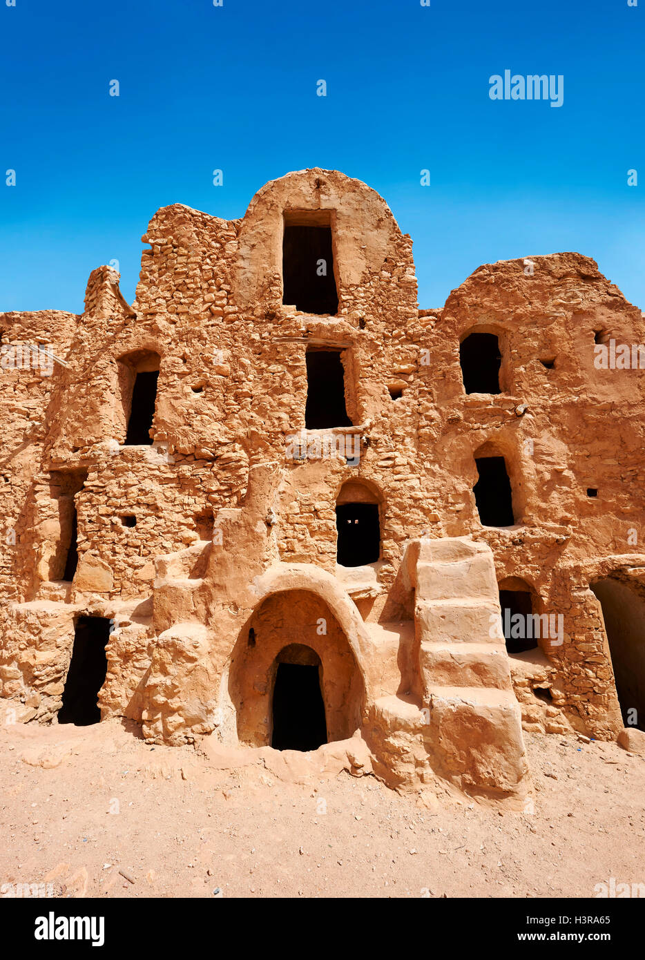 Le Sahara nord traditionnel berbère fortifié Ksar El Mguebl et sa boue adobe ghorfas, près de silos à Tataouine, Tunisie Banque D'Images