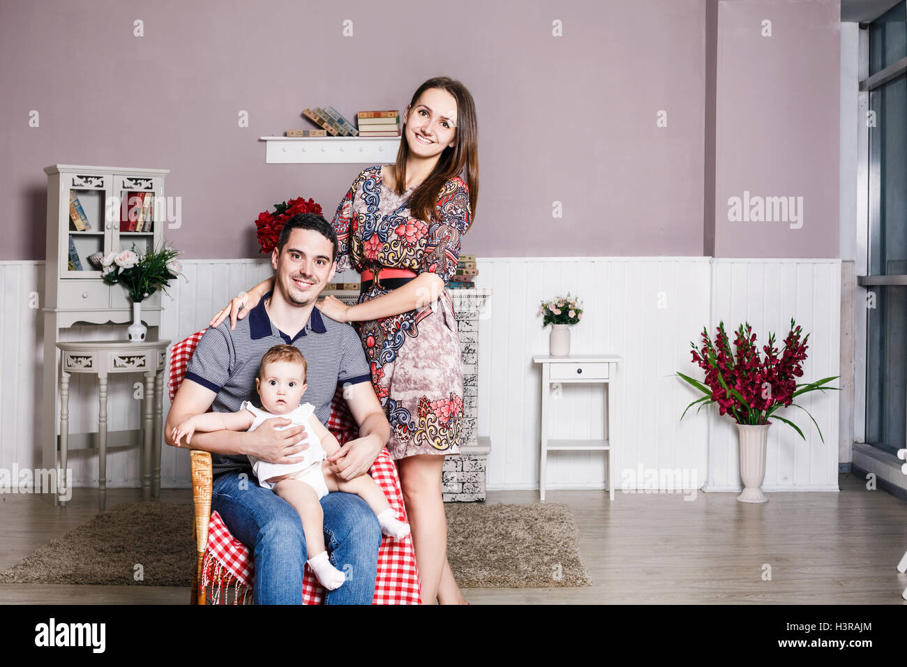 Jeune famille heureuse avec leur petite fille Banque D'Images