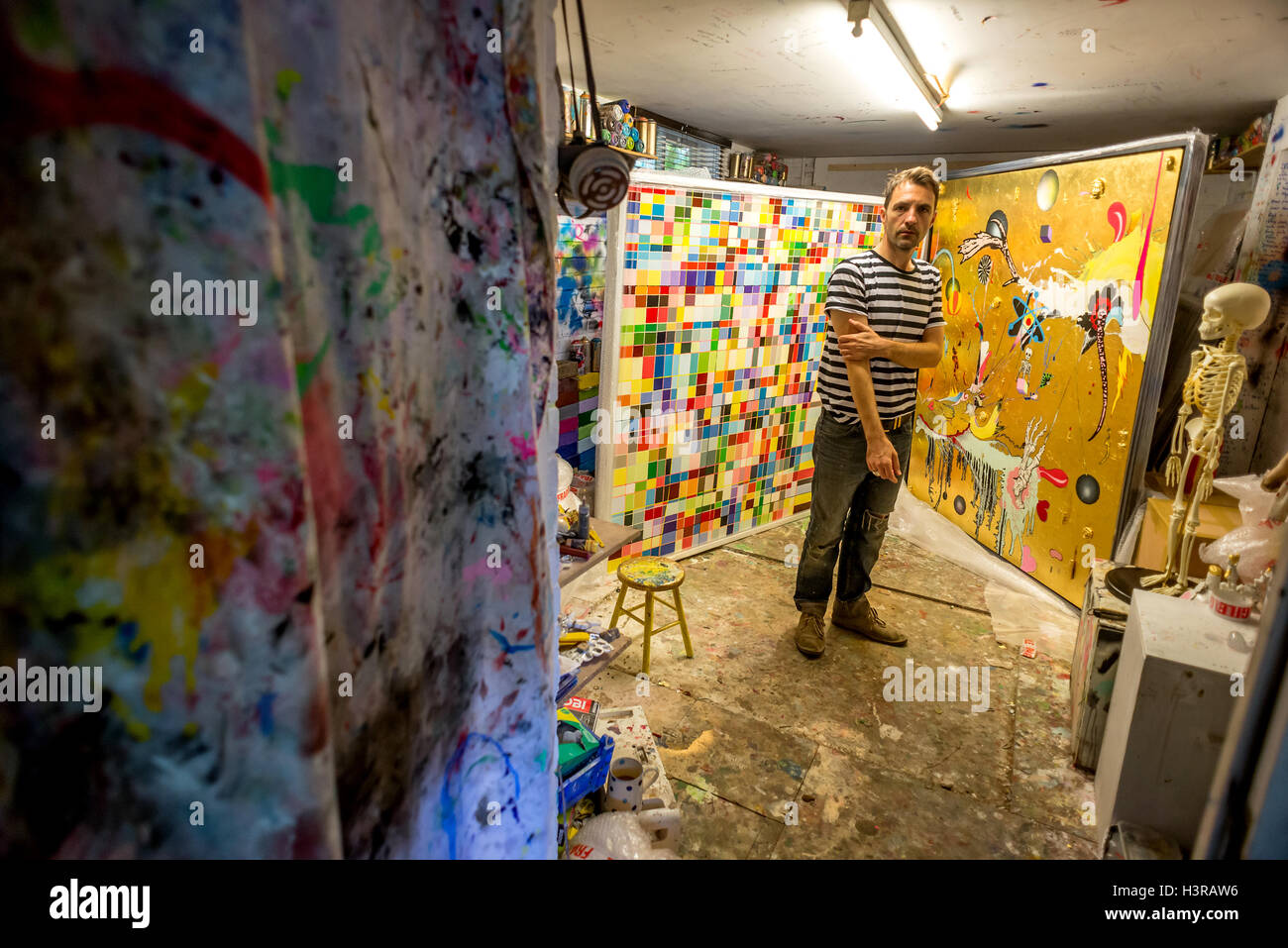 Peintre et céramiste Dan Baldwin à son studio de Sussex et de la maison. Banque D'Images