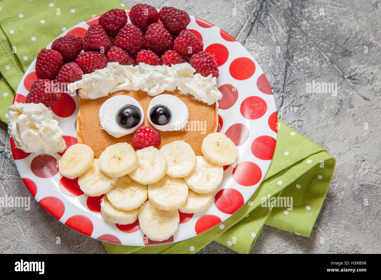 Santa crêpes au petit-déjeuner enfant de framboise Banque D'Images