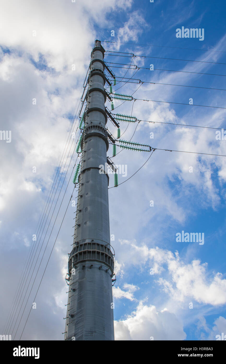 Les lignes électriques à haute tension et isolateurs sur fond de ciel bleu Banque D'Images