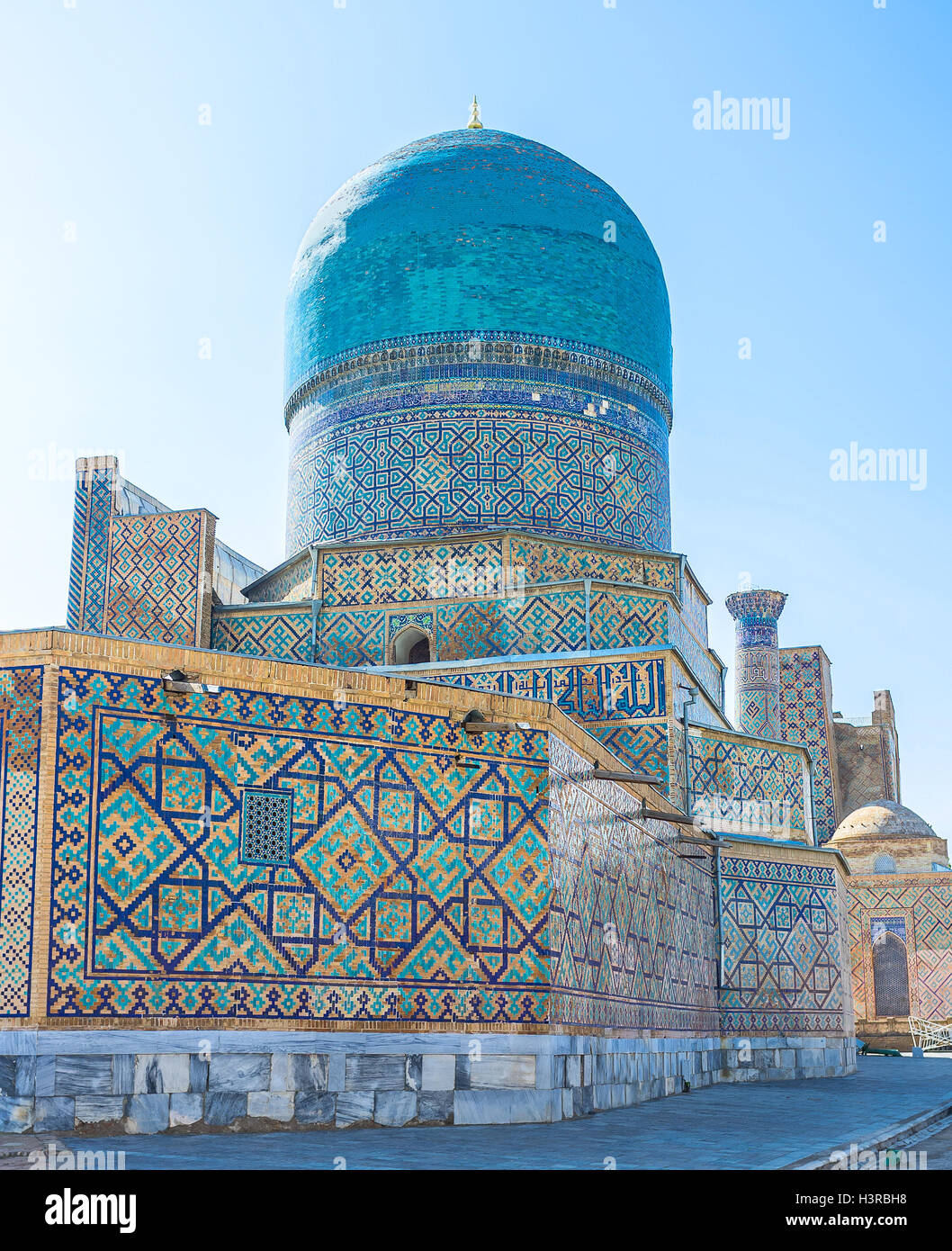 Le dôme bleu vif de Tilya Kori Madrasah se marie bien avec les murs de briques, couvertes de motifs géométriques, Samarkand Banque D'Images