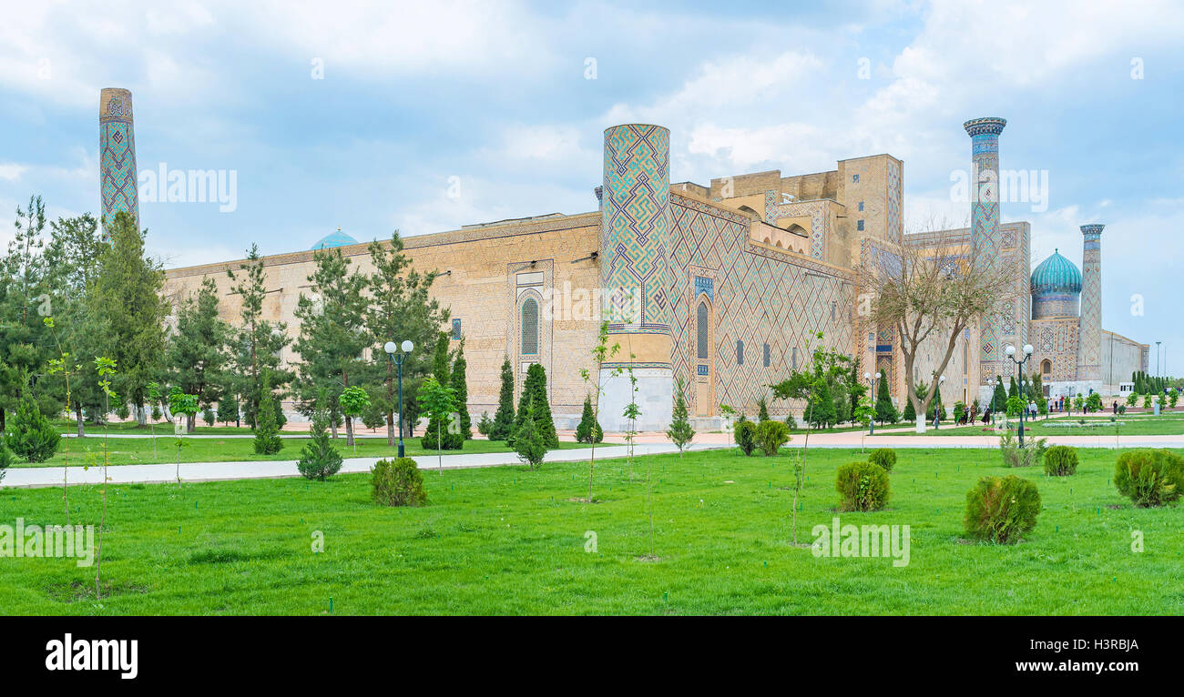 La place du Registan est la carte de visite de la ville, à Samarkand, Ouzbékistan. Banque D'Images