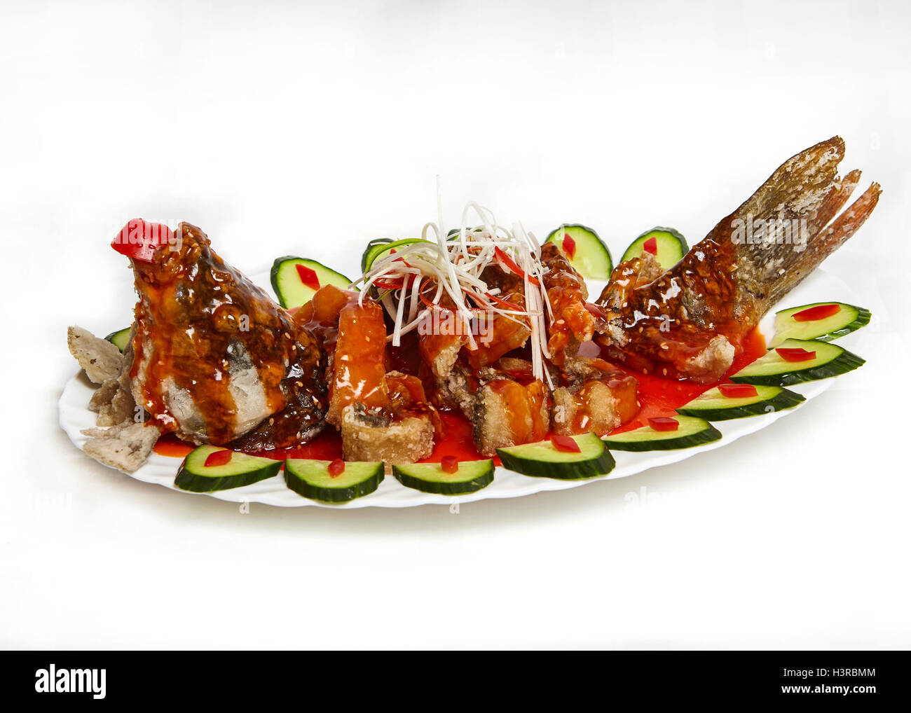 Poisson de zander frit avec sauce aigre et douce avec de beaux légumes décorés - a l'air très savoureux.Cuisine chinoise Banque D'Images