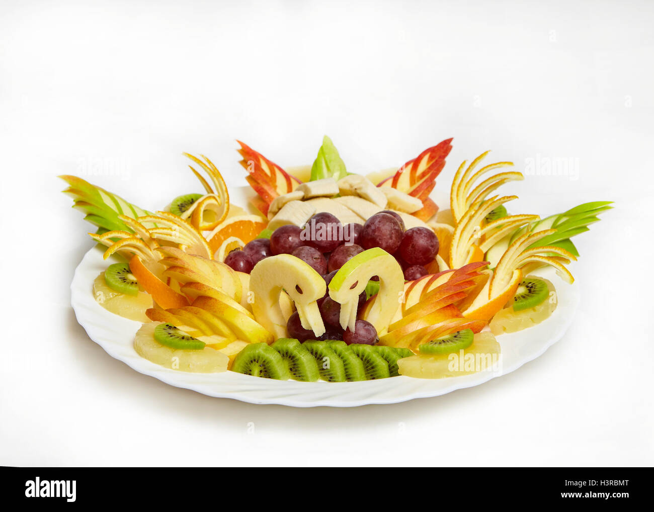 Un bel assortiment de fruits.Sculpture - d'une pomme ressemble à deux cygnes Banque D'Images