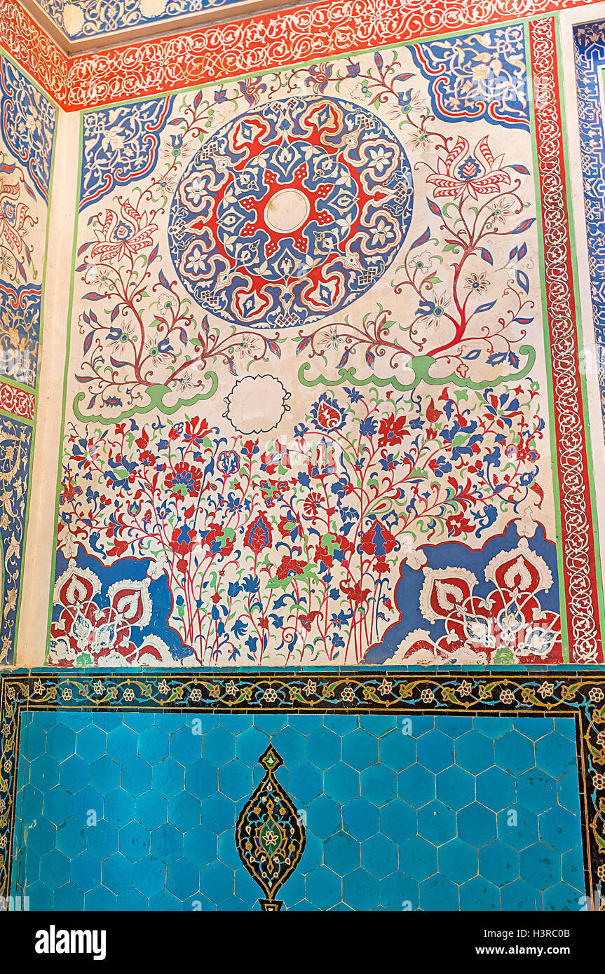 La décoration florale colorée en mausolée de Kusam-ibn-Abbas, cousin du Prophète Muhammad à Samarcande. Banque D'Images
