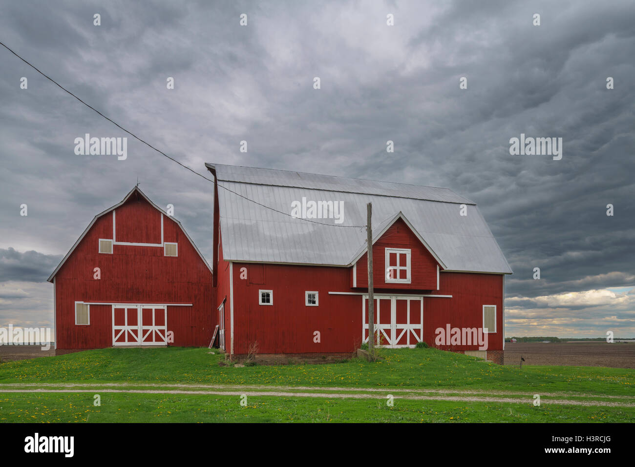 Comté de bureau,Illinois : grange double inhabituelle sous un ciel d'orage Banque D'Images
