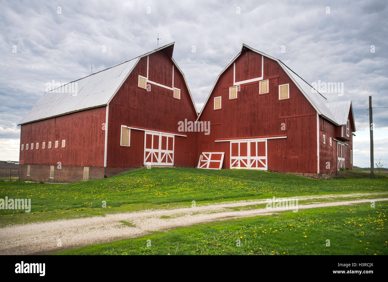 Comté de bureau,Illinois : grange double inhabituelle sous un ciel d'orage Banque D'Images