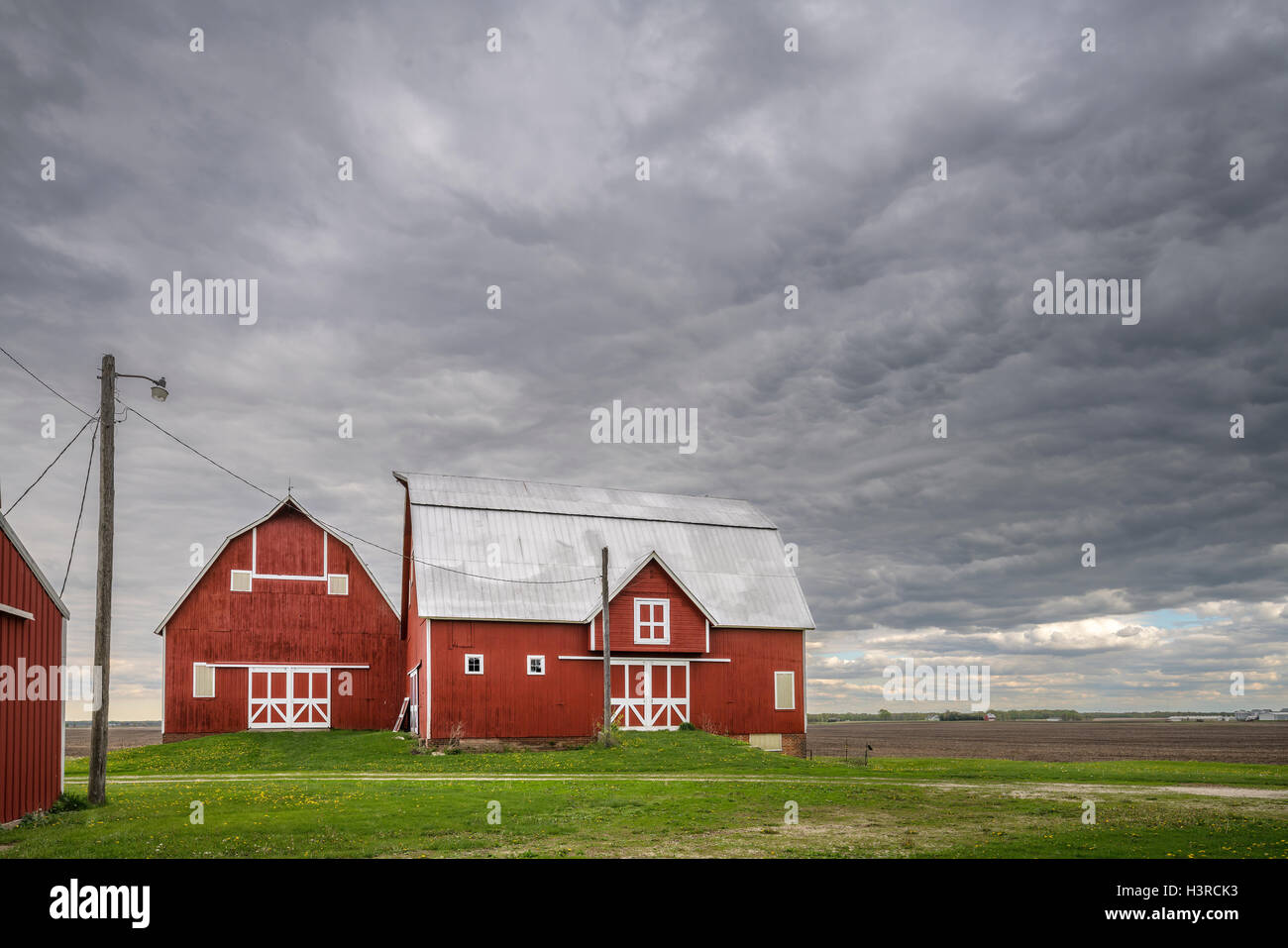 Comté de bureau,Illinois : grange double inhabituelle sous un ciel d'orage Banque D'Images