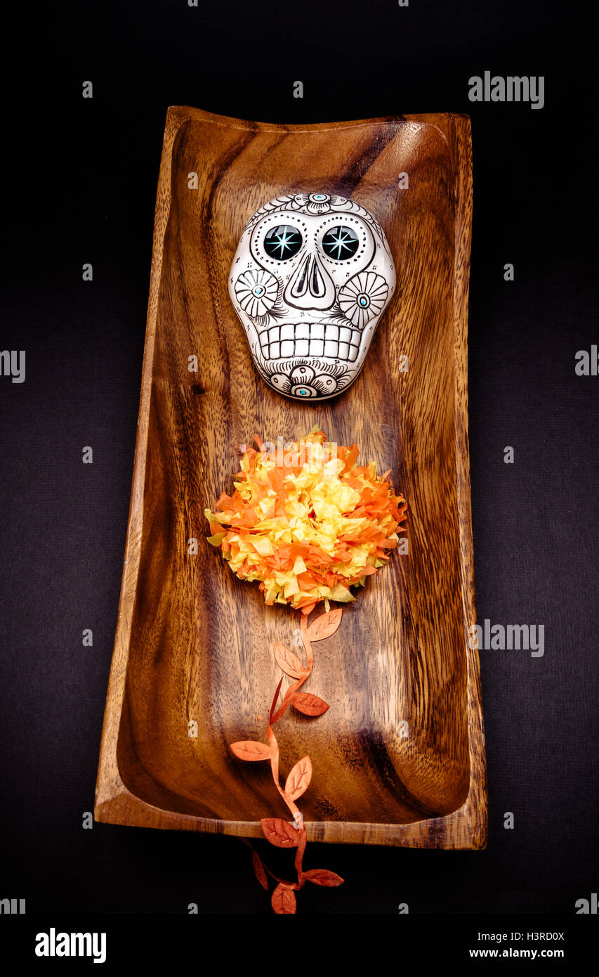 Crâne en sucre autel pour 'Dia de los Muertos" sur fond noir, célébration Banque D'Images