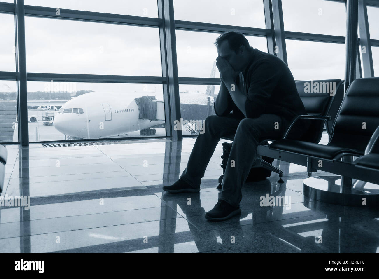 Люди с чемоданами в аэропорту. Ждет в аэропорту. Женщина с чемоданом в аэропорту. Люди в аэропорту. Жду в аэропорту.