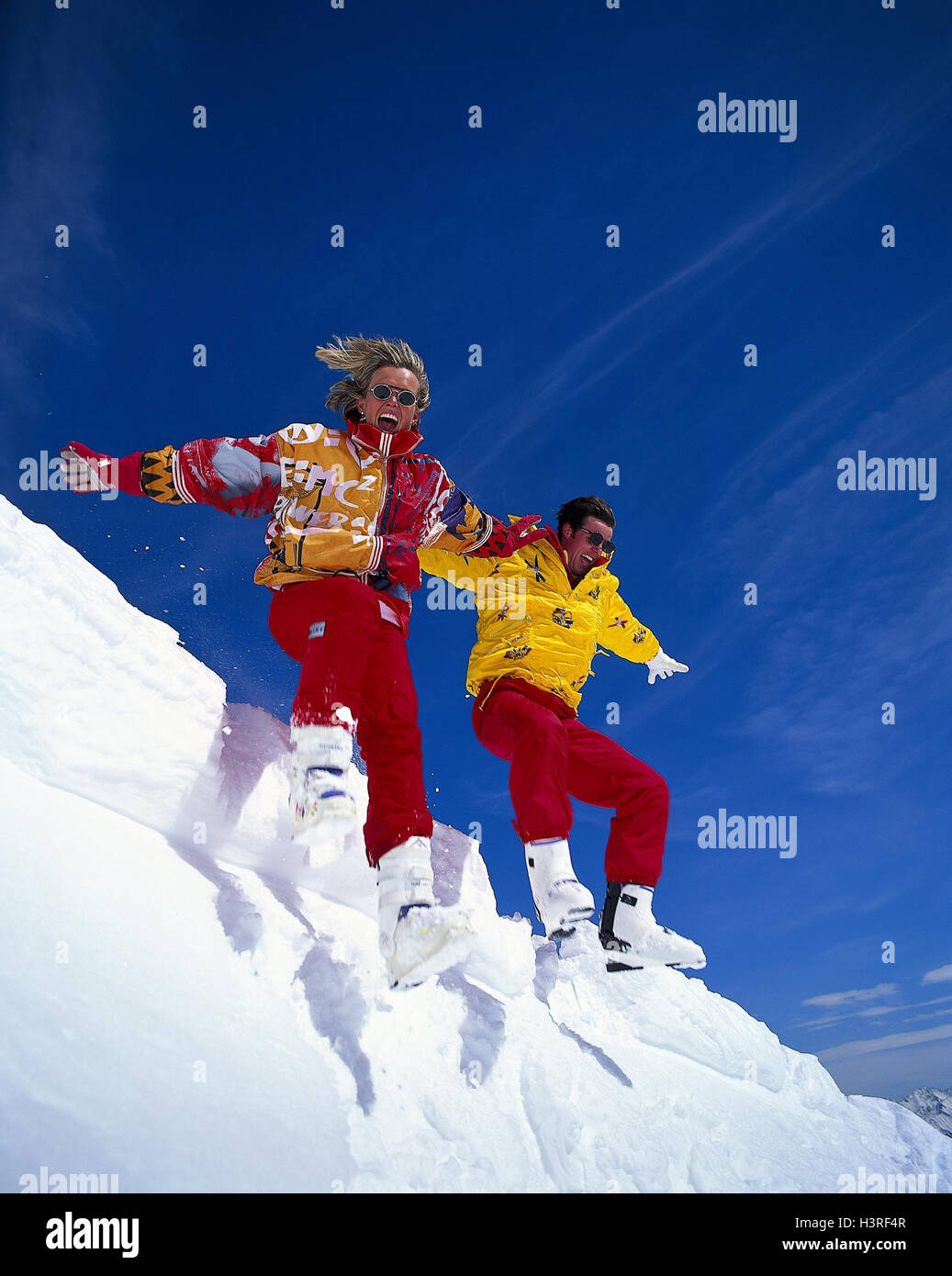 Couple, crack, neige, vêtements de ski, chaussures de ski, loisir, plaisir, jump, l'hiver, de la neige profonde, joie de vivre, bonne humeur, plaisir d'hiver, vacances d'hiver Banque D'Images