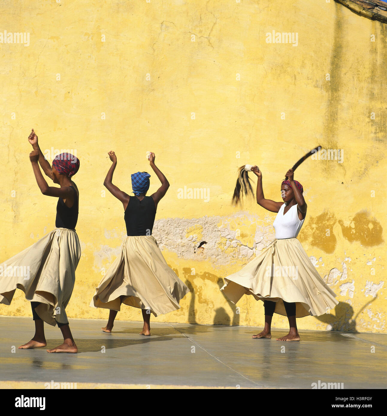Cuba, Trinité, groupe de folklore, danseurs, PAS DE REJET DU MODÈLE des Caraïbes, personne, femmes, trois, du rendement, de la culture, tradition, folklore, danse, spectacle, danse, mur, muraille, jaune Banque D'Images