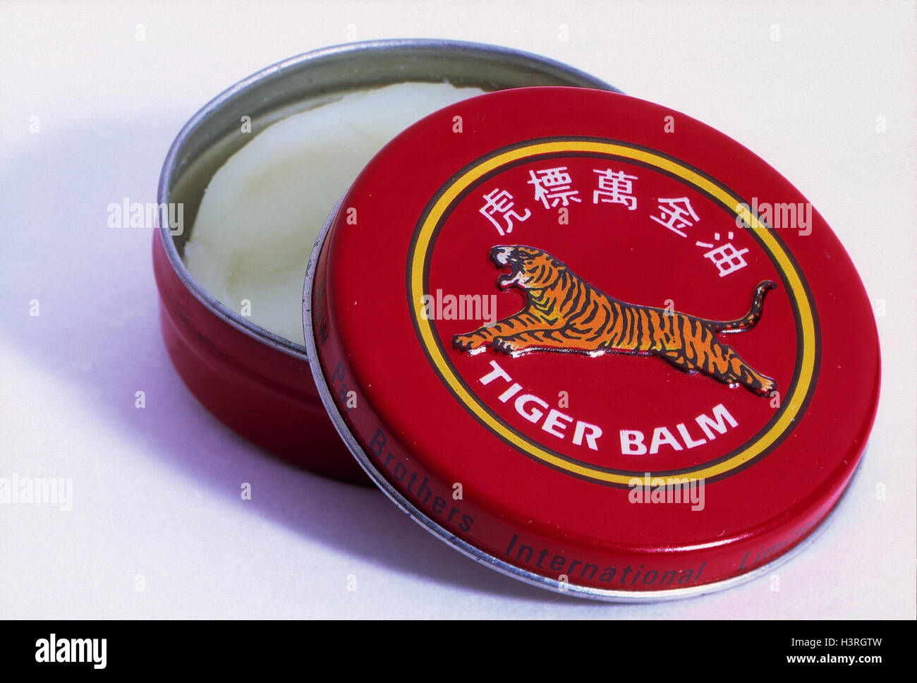 Traitement de substitution, l'étain, Tiger Balm, baume, still life, l'enregistrement du matériel, des pommades, des huiles éthérées, médecine chinoise, ombre, Tigerbalm, baume du tigre Banque D'Images