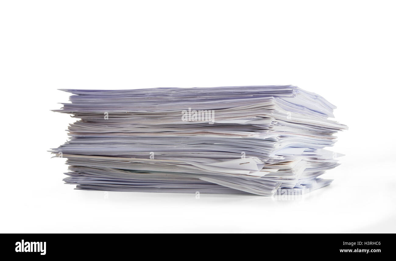 Pile de papier A4 sur fond blanc Banque D'Images