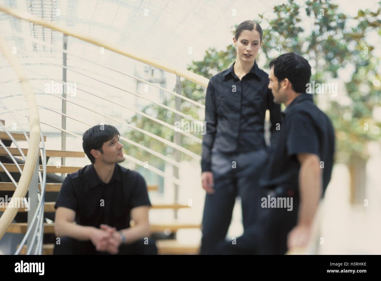 Locaux commerciaux, escaliers, femme, hommes, affaires, conversation, les gens d'affaires, des employés de bureau, collègues, équipe, groupe, collègue, trois, jeune, pause, pause de travail, de divertissement, de communication, de discussion, de l'humeur, du climat de travail, de façon positive, de façon informelle, de l'UEDN Banque D'Images
