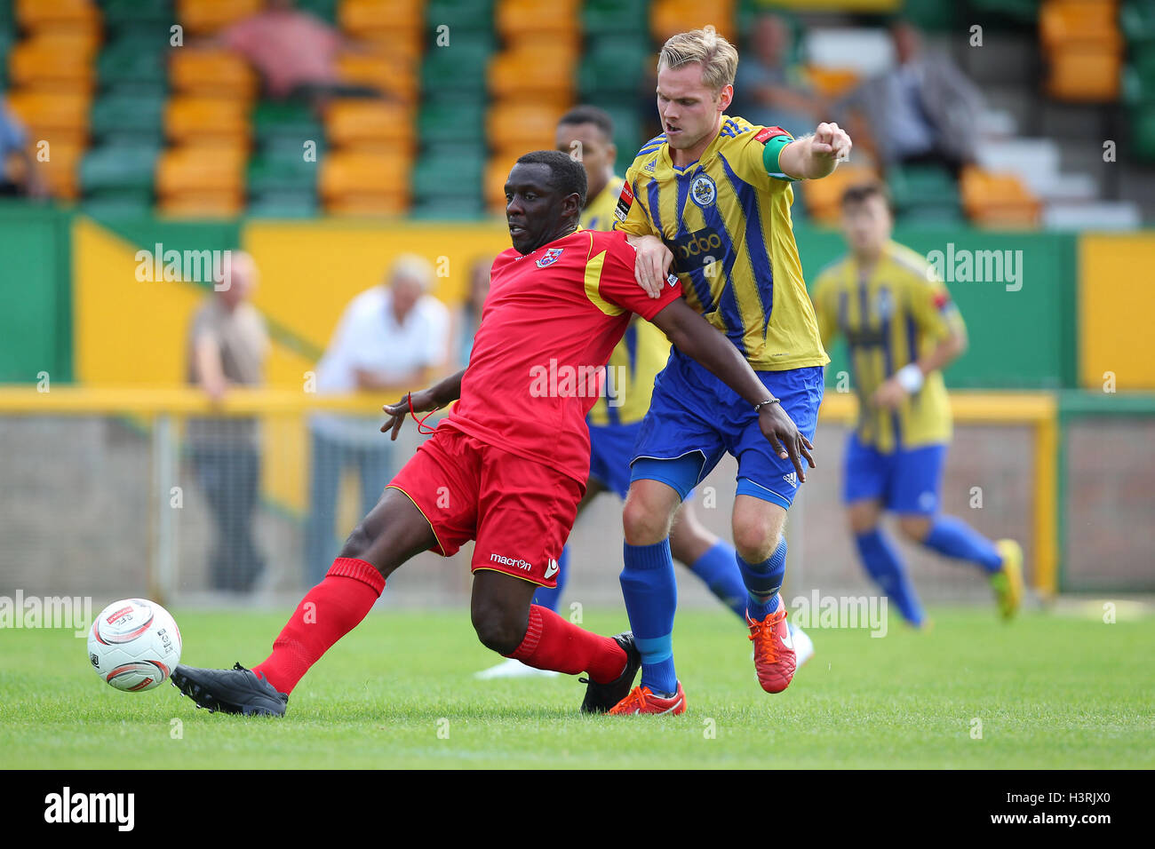 Jack Barry en action pour Romford - Romford vs Burnham Ramblers - Ryman Division de la Ligue de football du Nord un navire à Thurrock Lane, FC, Purfleet, Essex - 09/08/14 Banque D'Images