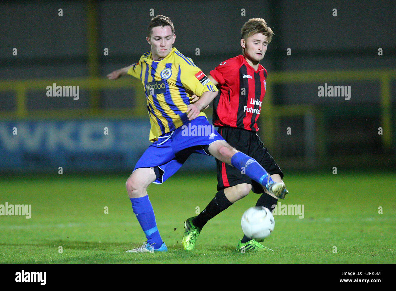 Joe Oates de Romford écheveaux avec Alfie peut de Chatham - Romford vs Chatham Town - Ryman League Division One North Foot à Ship Lane, Thurrock FC - 16/10/13 Banque D'Images