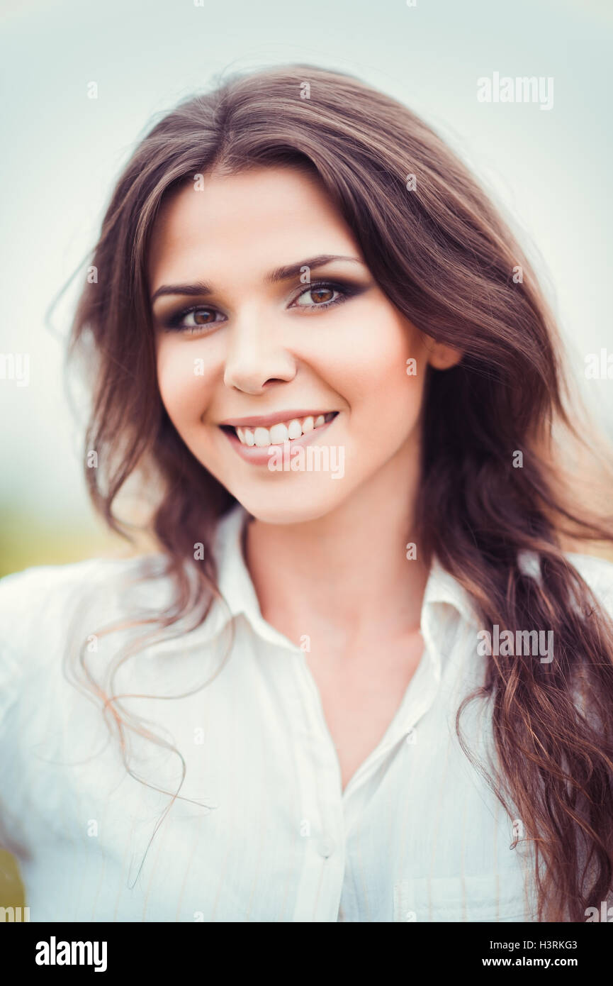 Closeup portrait of happy smiling beautiful young woman Banque D'Images