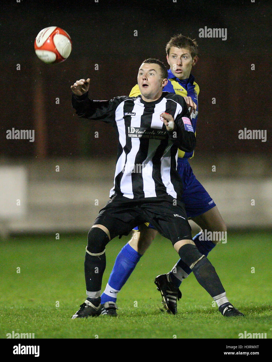 Chris Bryan de Heybridge acharnés avec Kevin Neville de Romford - Romford vs Heybridge Swifts - Ryman League Division One North Mill field au football - 19/10/10 Banque D'Images