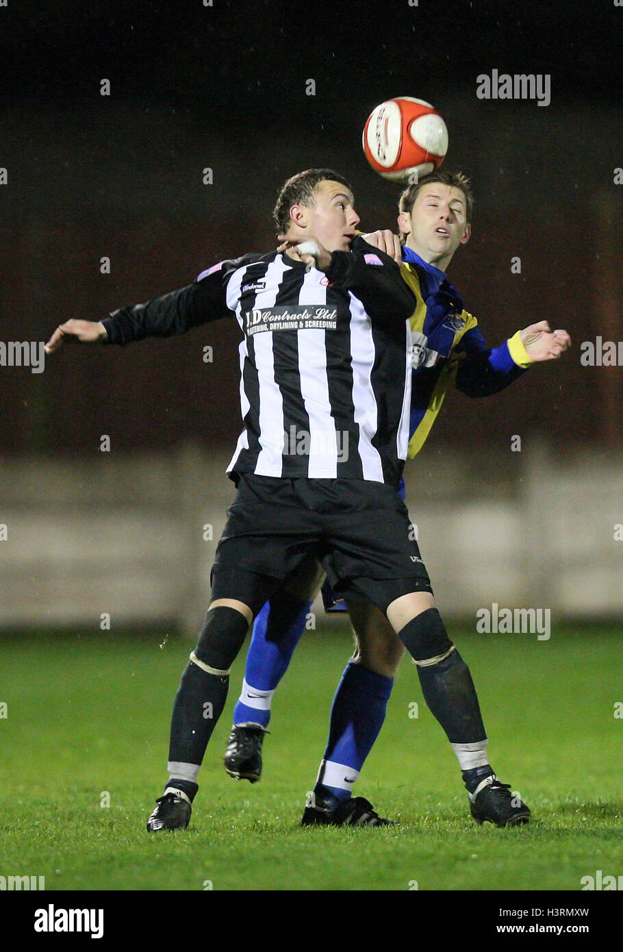 Chris Bryan de Heybridge acharnés avec Kevin Neville de Romford - Romford vs Heybridge Swifts - Ryman League Division One North Mill field au football - 19/10/10 Banque D'Images