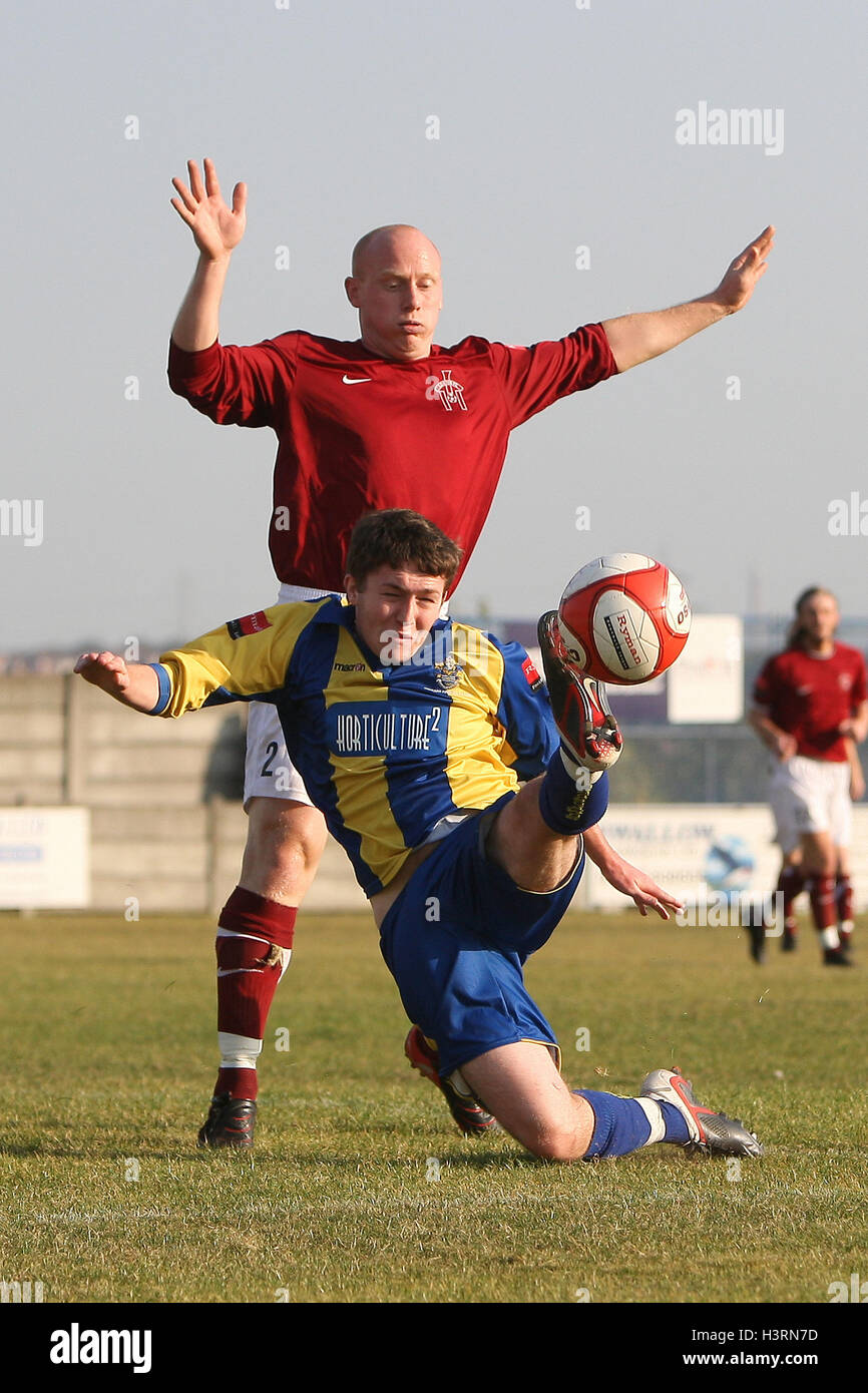 Joe Oates de Romford descend sous la pression de Mark Chardonneret mais aucune peine n'est accordée - Romford vs Leiston - Ryman League Division One North Mill field au Football, Brentwood - FC 21/10/11. Banque D'Images