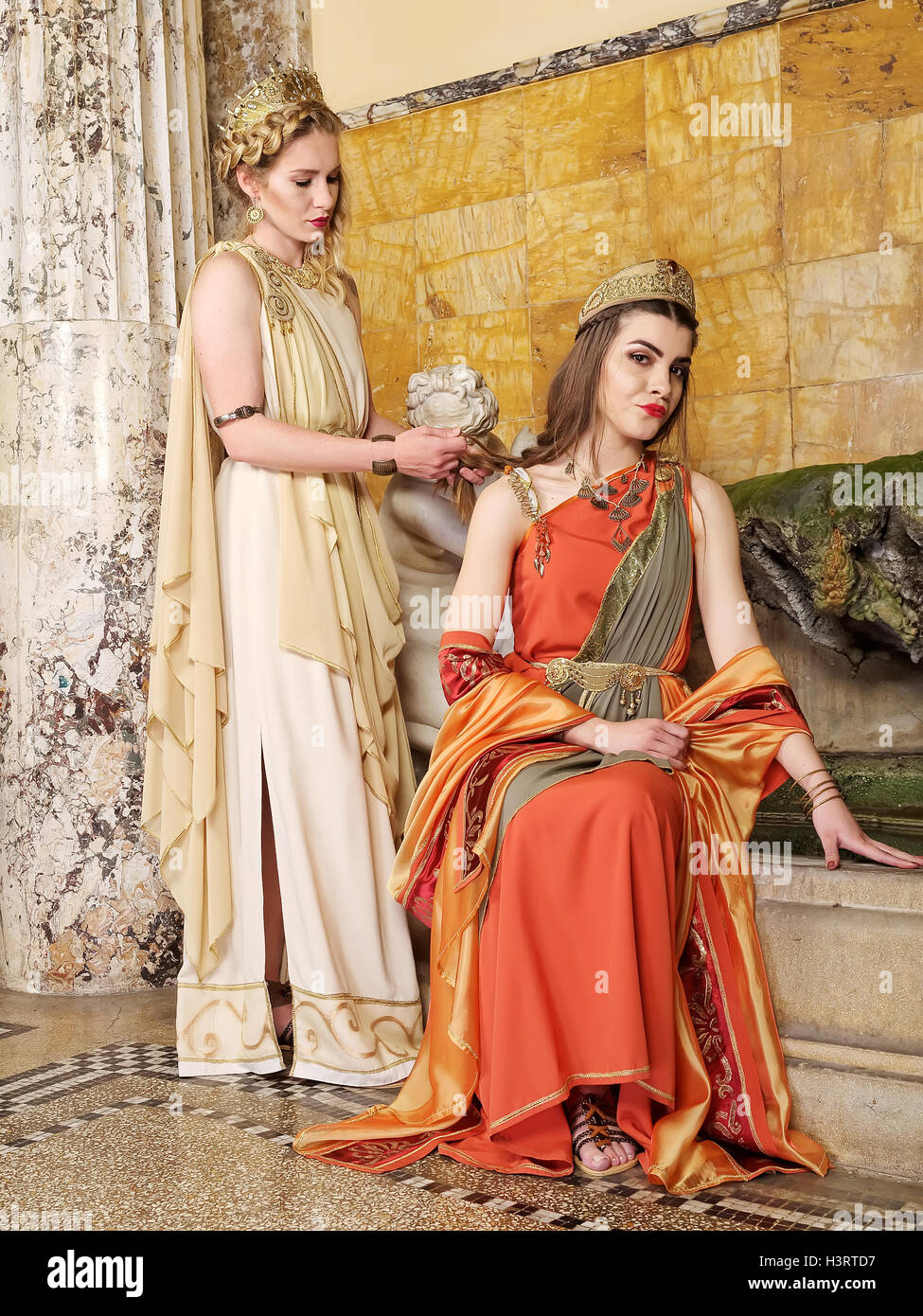 Les femmes en vêtements traditionnels romains posing in temple Banque D'Images