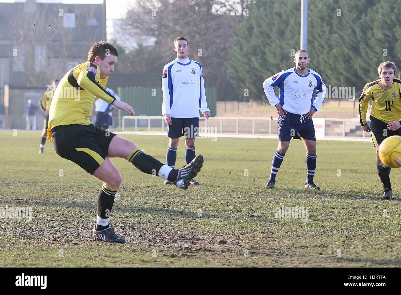 Paul Kavanagh marque le deuxième but pour le point de penalty de Romford - Waltham Forest vs Romford - Ryman League Division One North à Cricklefields Football Stadium - 06/02/10 Banque D'Images