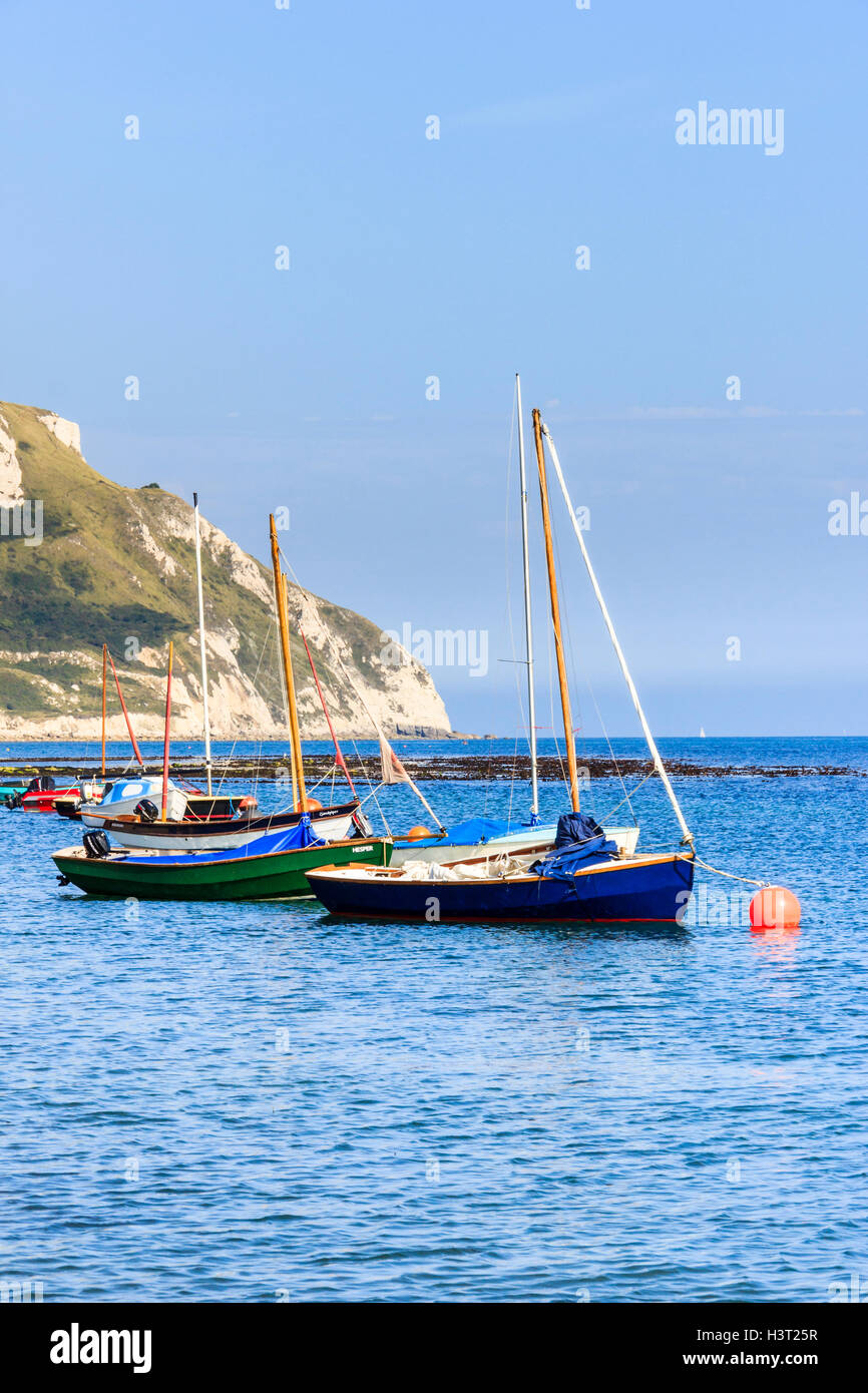 La voile des bateaux amarrés dans la baie de Ringstead, Dorset, Angleterre, Royaume-Uni, sur un après-midi d'été ensoleillé et calme Banque D'Images